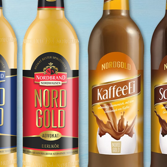 Das Bild zeigt alle Sorten NN Eierlikörvariationen auf hellblauem Hintergrund.