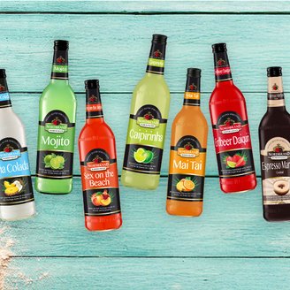 Das Bild zeigt alle Sorten NN Cocktails auf hellblauen Holzdielen.