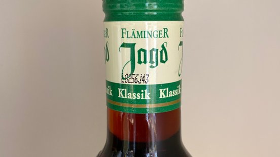 Das Bild zeigt eine den Flaschenhals einer Fläminger Jagd Flasche, auf der die Loscodierung zu sehen ist.