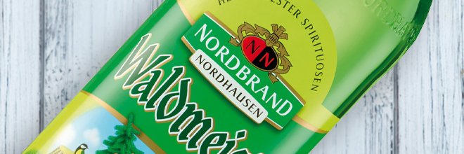 Das Bild zeigt den Waldmeisterlikör von NN auf hellem Hintergrund.