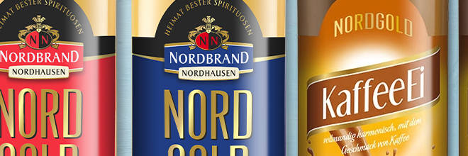 Das Bild zeigt alle Sorten NN Eierlikörvariationen auf hellblauem Hintergrund.