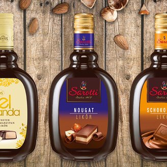 Das Bild zeigt alle Sahneliköre von NN auf Holzdielen