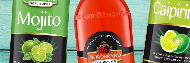 Das Bild zeigt alle Sorten NN Cocktails auf hellblauen Holzdielen.