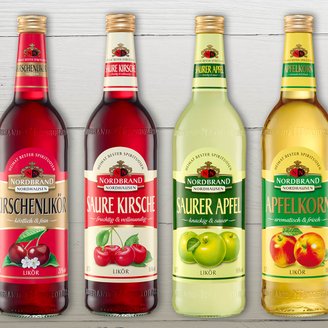 Das Bild zeigt alle Sorten NN Fruchtliköre auf hellem Hintergrund.