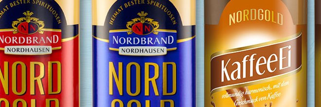 Das Bild zeigt alle Sorten NN Eierlikörvariationen auf hellblauem Hintergrund.