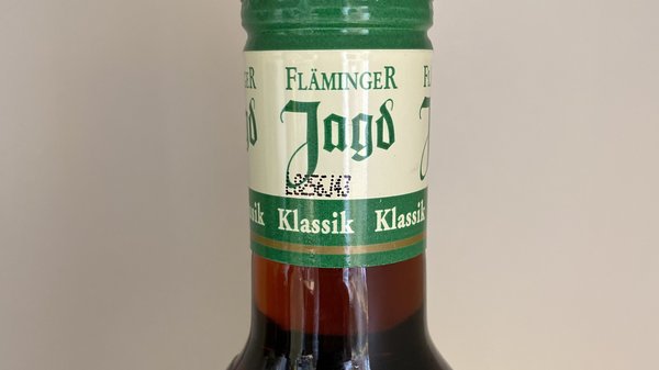 Das Bild zeigt eine den Flaschenhals einer Fläminger Jagd Flasche, auf der die Loscodierung zu sehen ist.