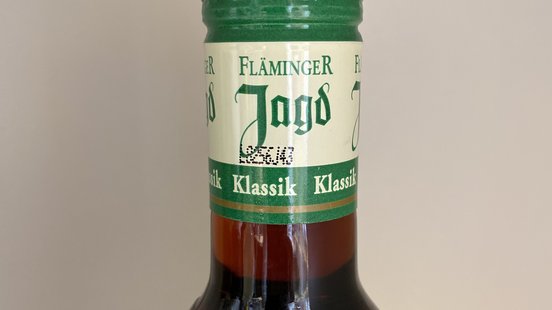 Das Bild zeigt eine den Flaschenhals einer Fläminger Jagd Flasche, auf der die Loscodierung zu sehen ist.